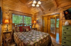 Creekside Green | Cabin Rentals of Georgia | Master Queen Suite with TV and Ensuite Bathroom