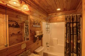 Creekside Green | Cabin Rentals of Georgia | Master Queen Suite Bathroom